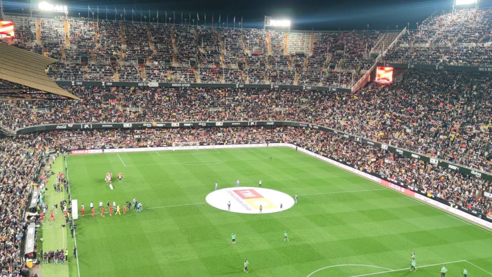 Mestalla recibió sanción por insultos a Vinicius