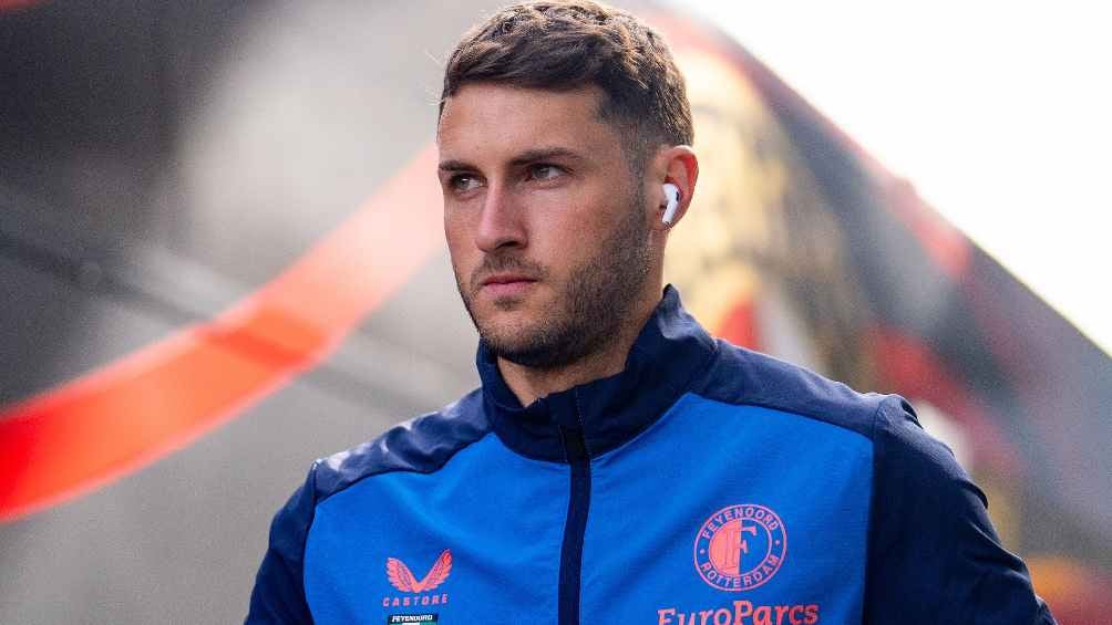 Exfutbolista de Feyenoord 'revienta' a Santiago Giménez por falta de gol