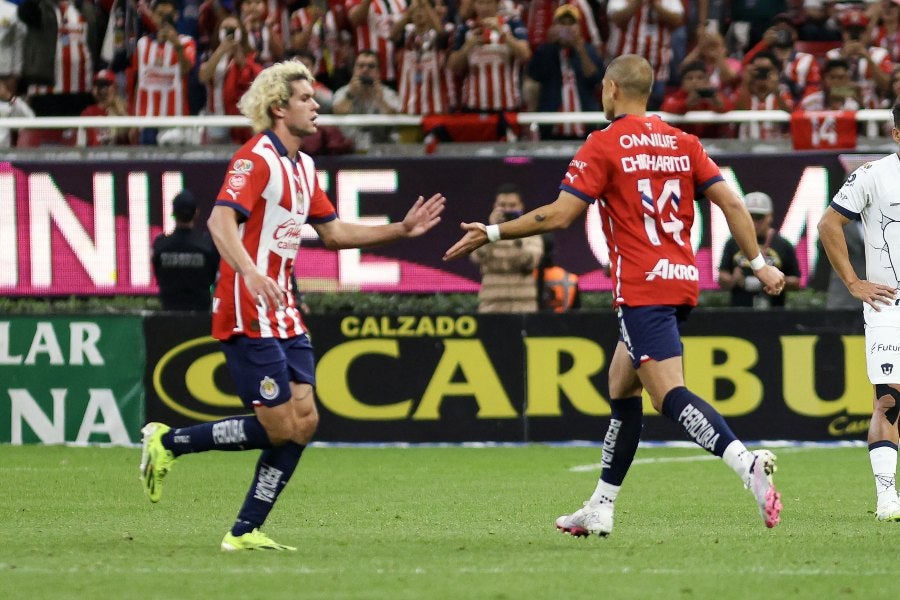 'Chicharito' con Cade Cowell en el duelo ante Pumas