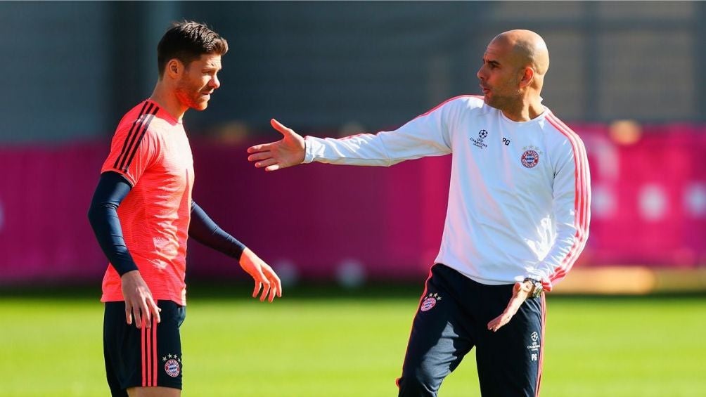 Xabi Alonso siendo entrenado por Guardiola