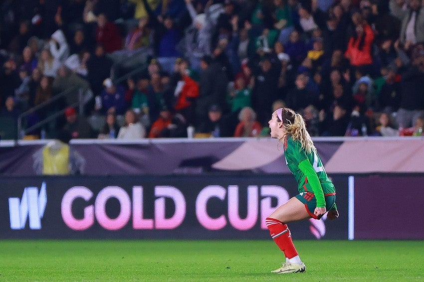 Mayra Pelayo celebrando su golazo ante Estados Unidos