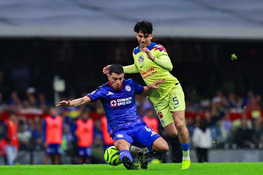 Kevin Álvarez en el duelo ante Cruz Azul