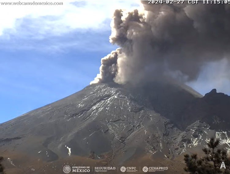 Después de medio día el Popocatépetl expulsó vapores y gases.