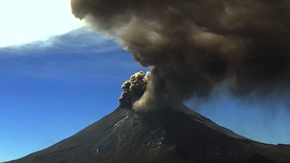 'Don Goyo' expulsó una enorme fumarola que es vista desde varios estados.