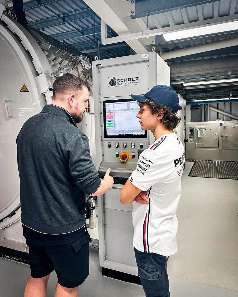 Antonelli con el equipo de Mercedes