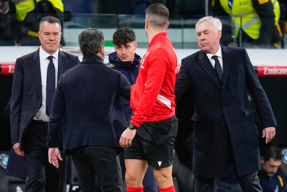 Quique Sánchez y Carlo Ancelotti en saludo 