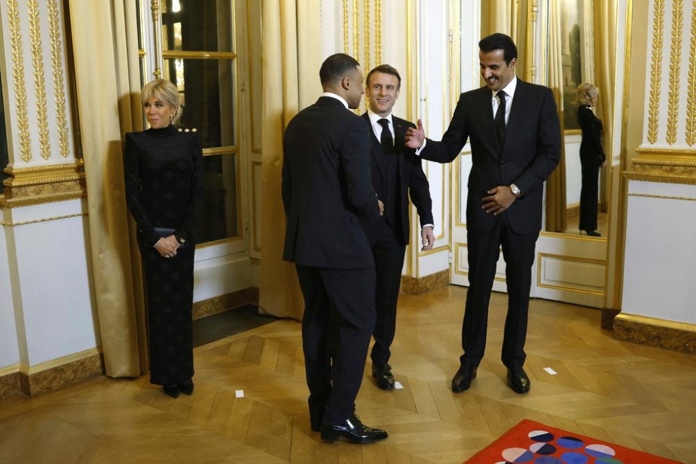 Mbappé, el Emir de Qatar, Macron y su esposa en la cena