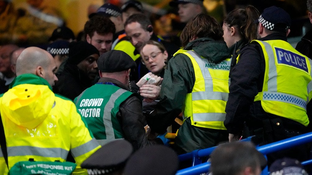 Aficionado del Leeds herido al caer de gradas de Stamford Bridge en el partido ante Chelsea