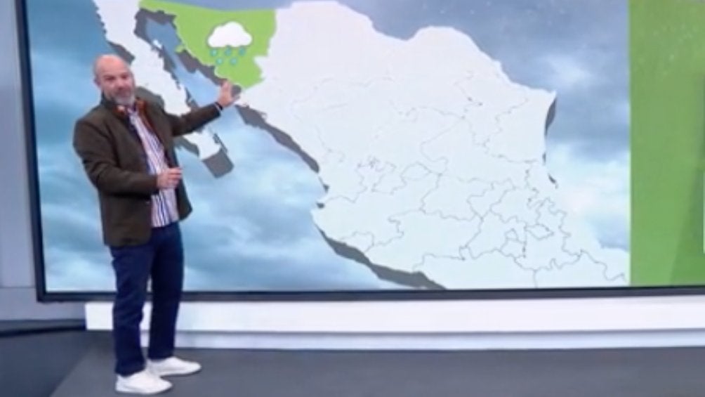 Luis garcía dando el pronóstico del clima