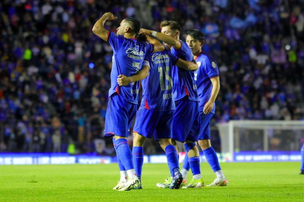 Jugadores de Cruz Azul en festejo de gol