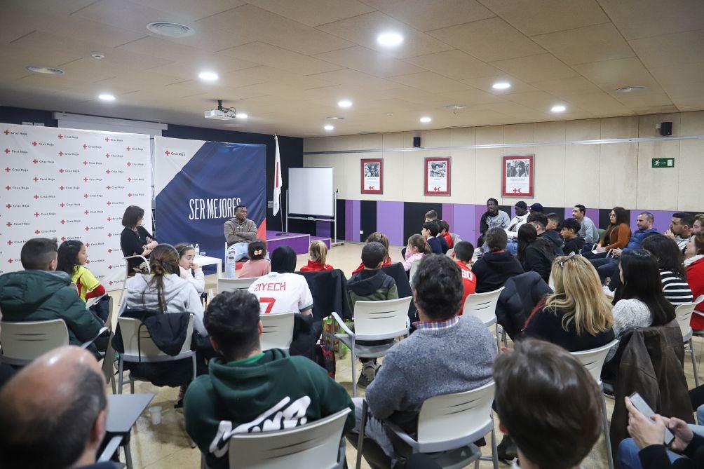 El futbolista en charla con los jóvenes