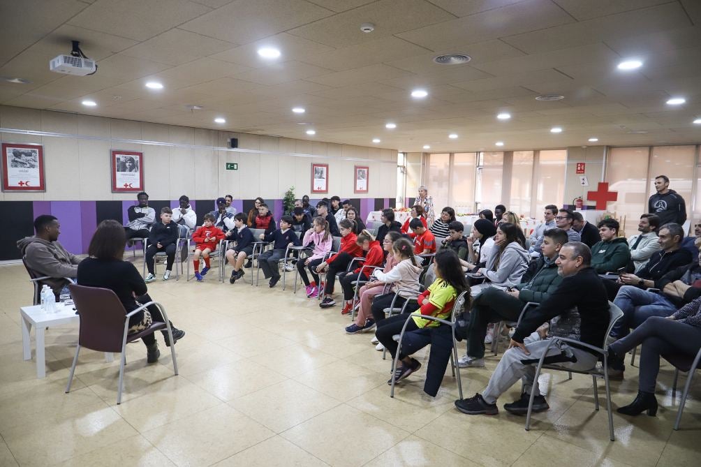 Otero con los jóvenes del programa de acogida