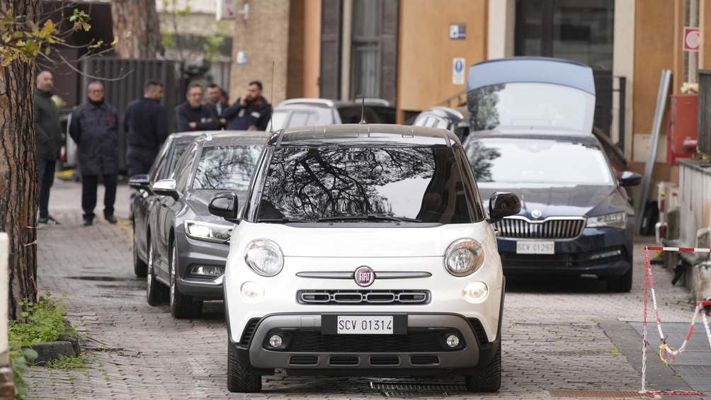 El Papa Francisco fue llevado al hospital en su vehículo oficial. 