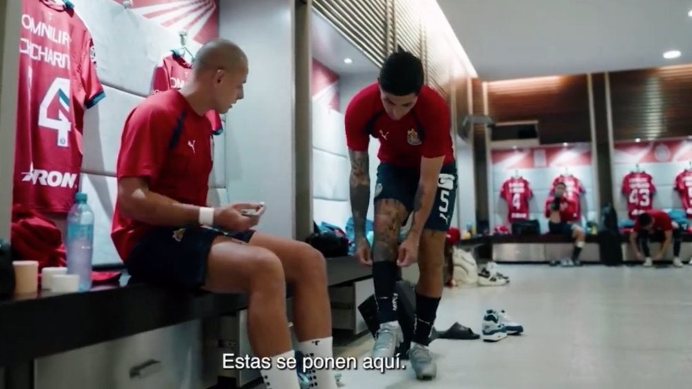 Víctor Guzmán trollea a Chicharito previo a su debut con Chivas: 'Las espinilleras se ponen aquí'