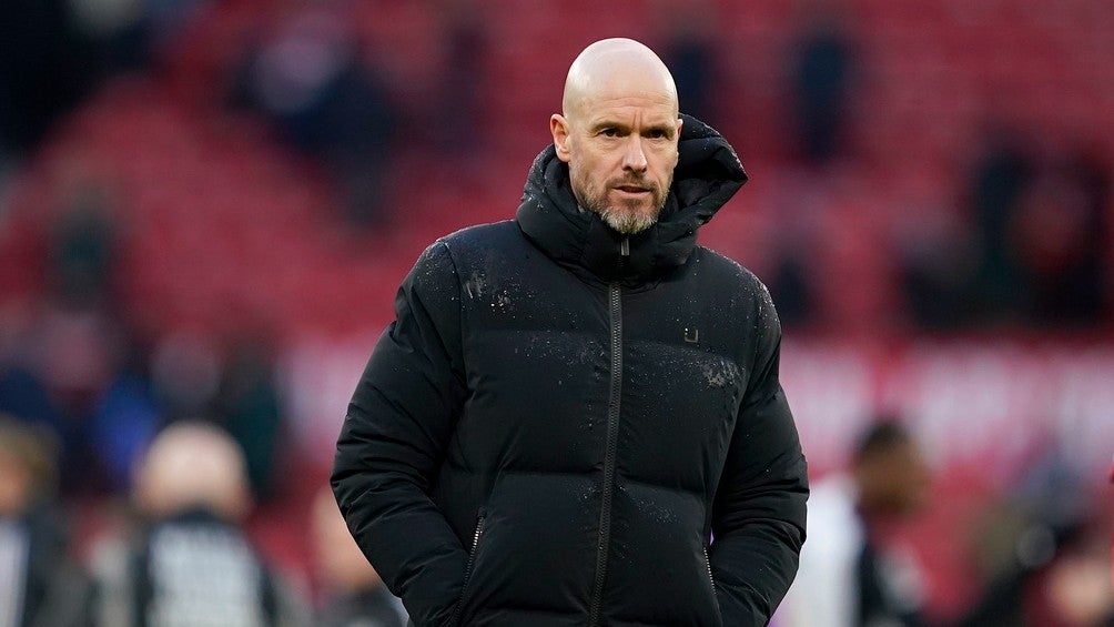 Erik ten Hag dirigiendo un partido