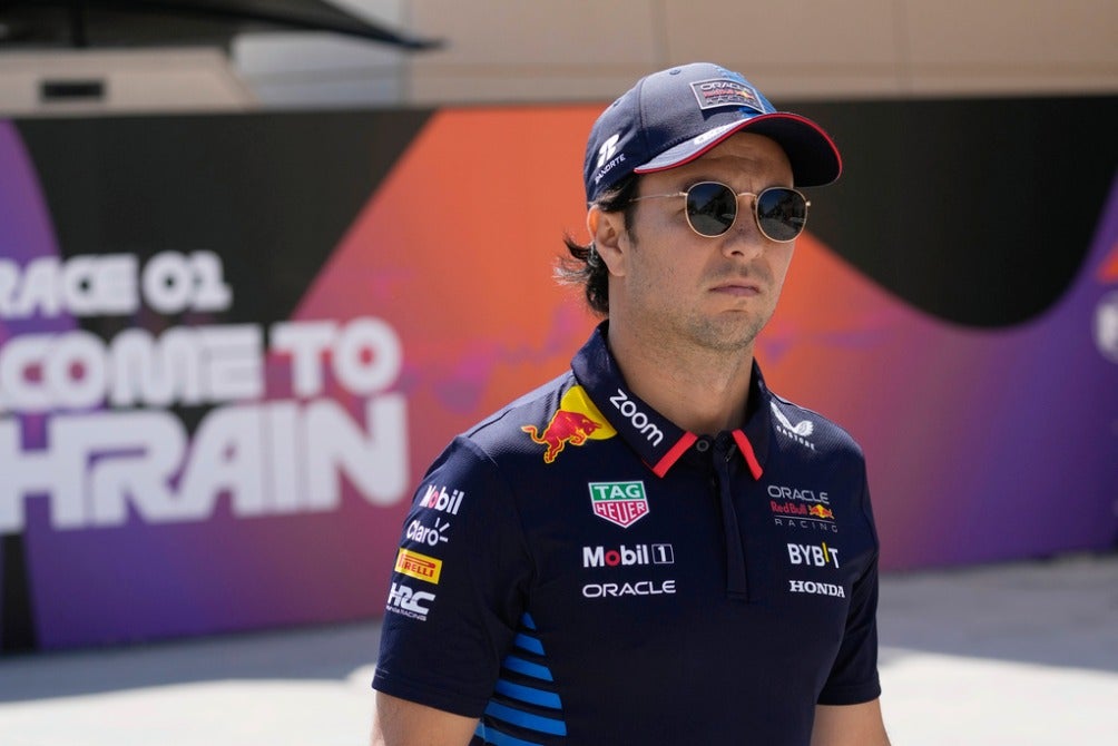 Checo en su llegada al paddock en Baréin