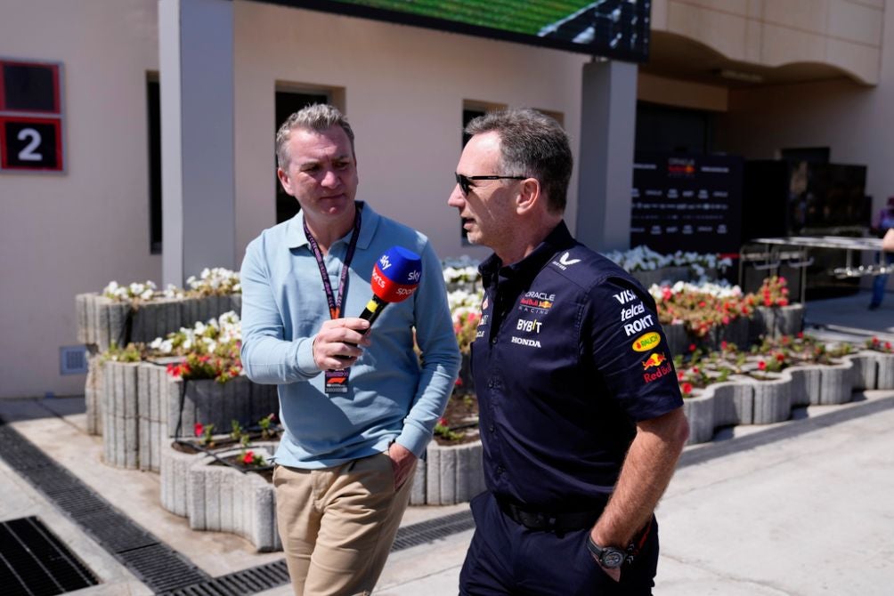 Horner en el paddock del Circuito Internacional de Baréin