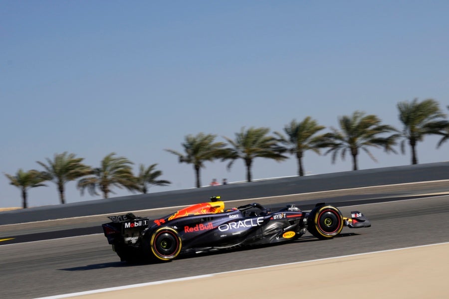 Checo Pérez durante las prácticas en Bahrein