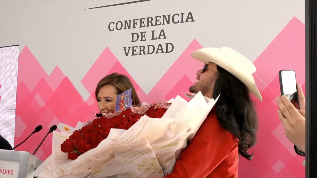 Con sus rosas en mano le desearon suerte en el inicio de su campaña electoral.