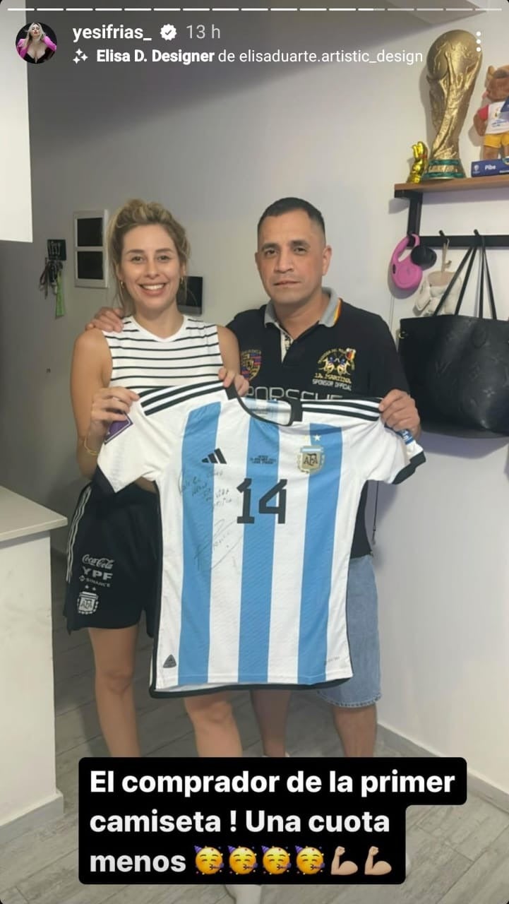 Comprador de la camiseta y medalla