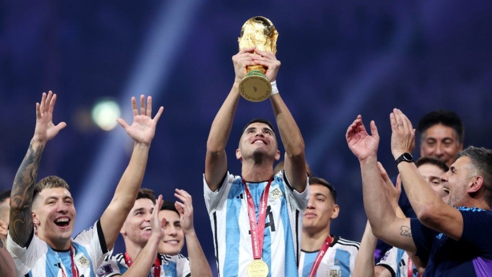 Exequiel Palacios con la camiseta y medalla de campeón del mundo