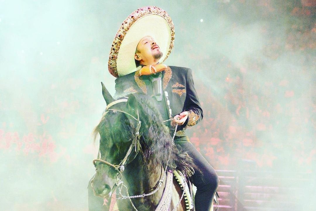 Pepe Aguilar es especialista en caballos, pues los usa en sus shows.