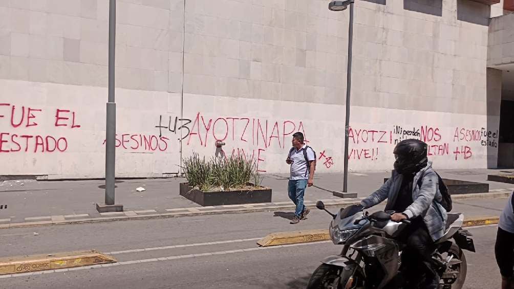 También hicieron pintas en las paredes del edificio. 