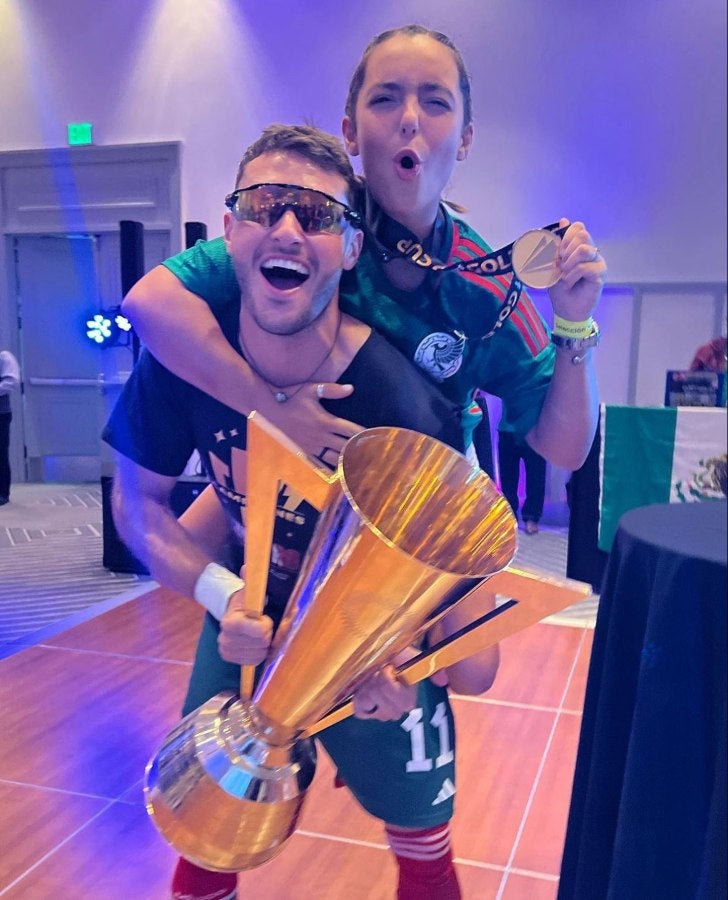 Santiago Giménez y Fer Serrano festejando la Copa Oro