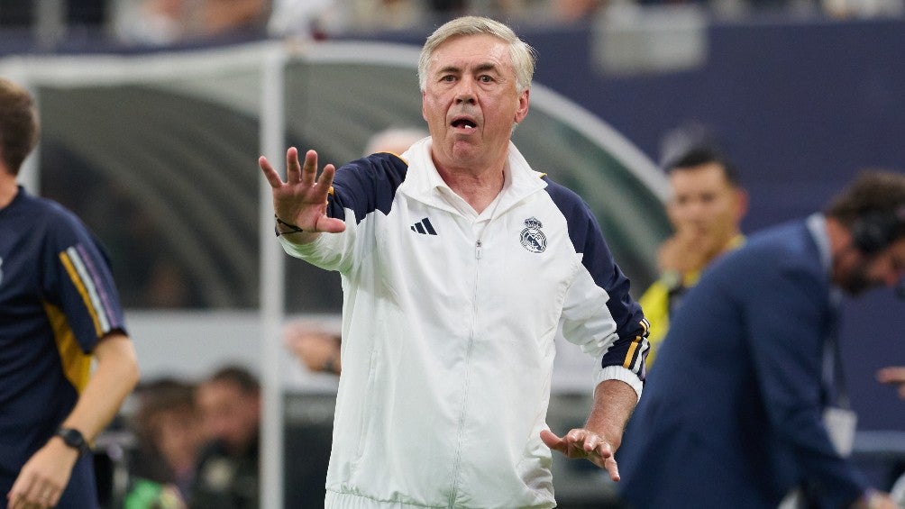 Carlos Ancelotti dirigiendo al Real Madrid 