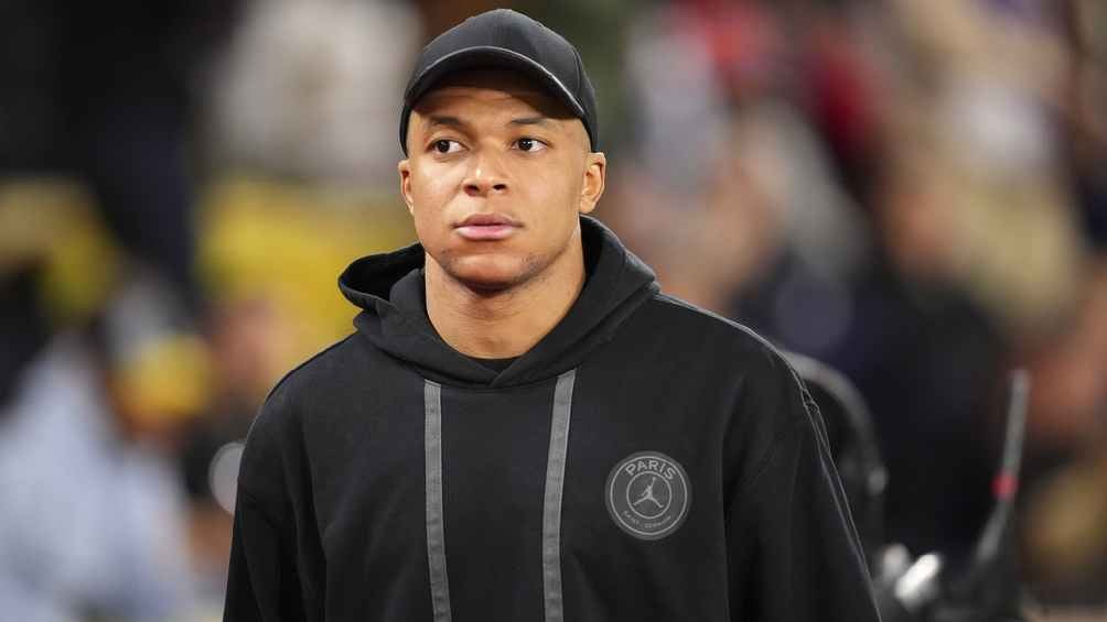 ¿Listo para irse? Mbappé salió de cambio y acabó viendo el partido desde la grada