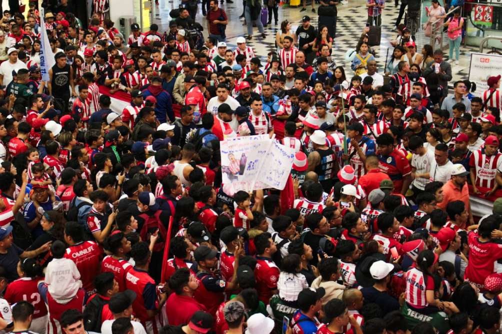 Seguidores de Chivas recibieron al equipo