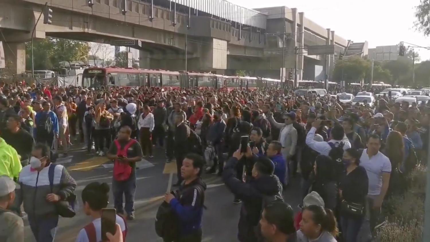 Los camiones de apoyo fueron insuficientes para la cantidad de gente.