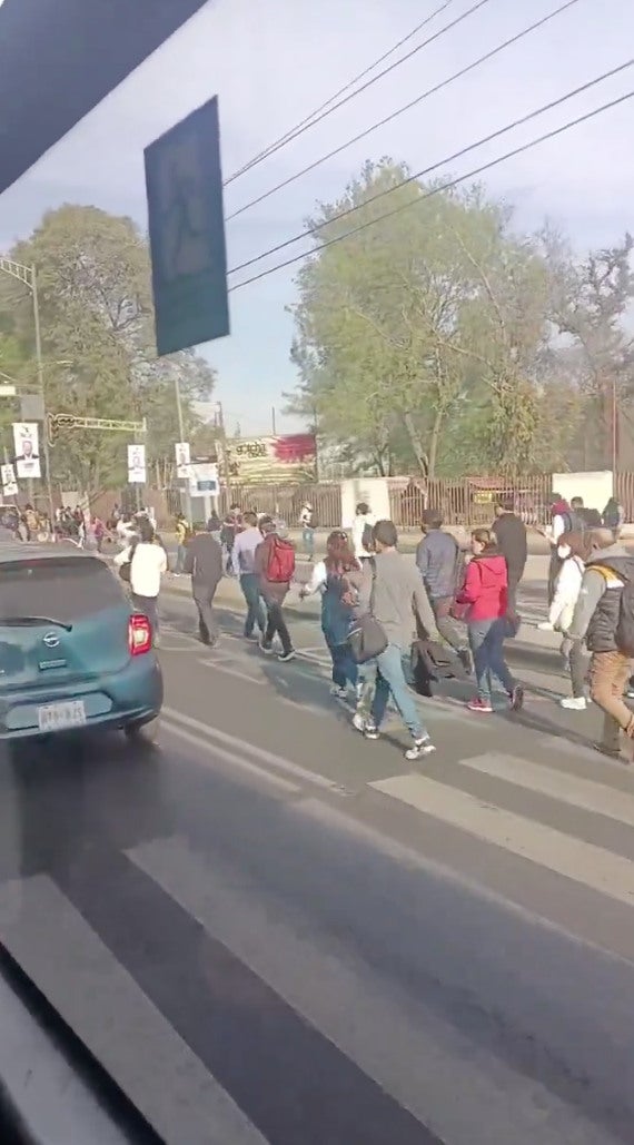 La gente tuvo que caminar para encontrar otro medio para transportarse.