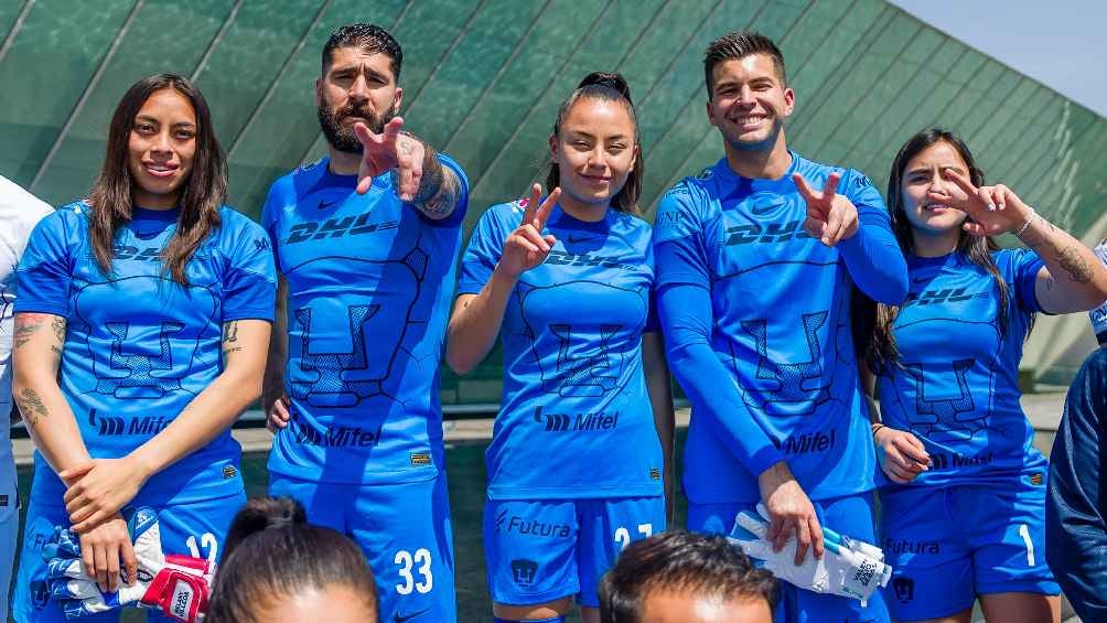 Los porteros usaron el uniforme azul