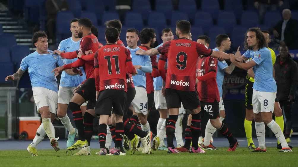 El partido acabó en empujones