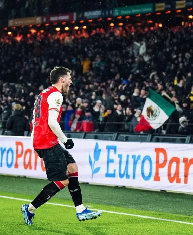 Santiago Giménez celebrando en De Kuip