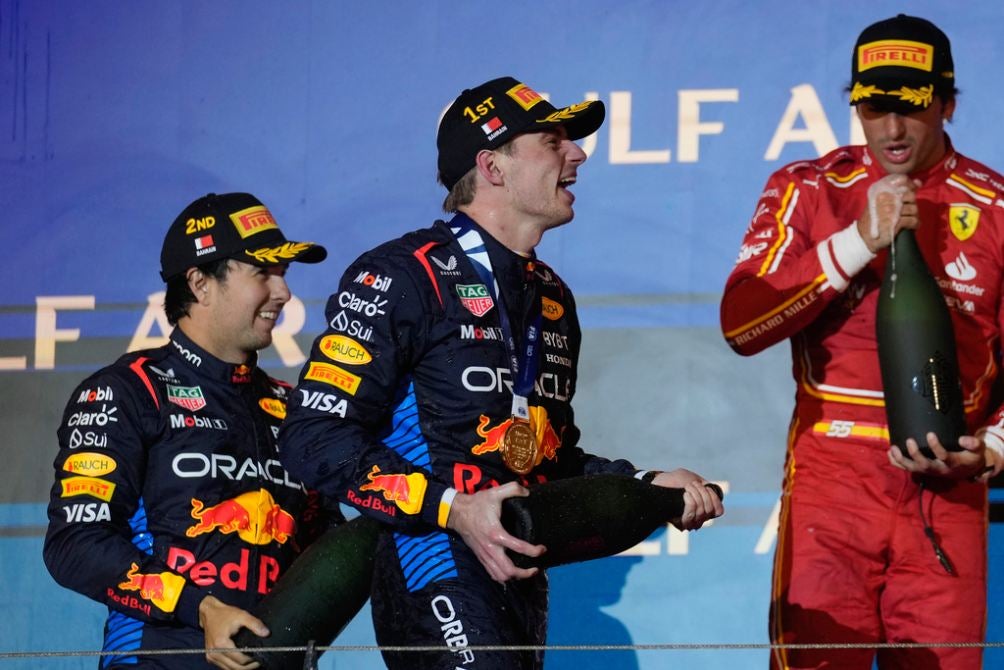 Max y Checo en el podio con Carlos Sainz 