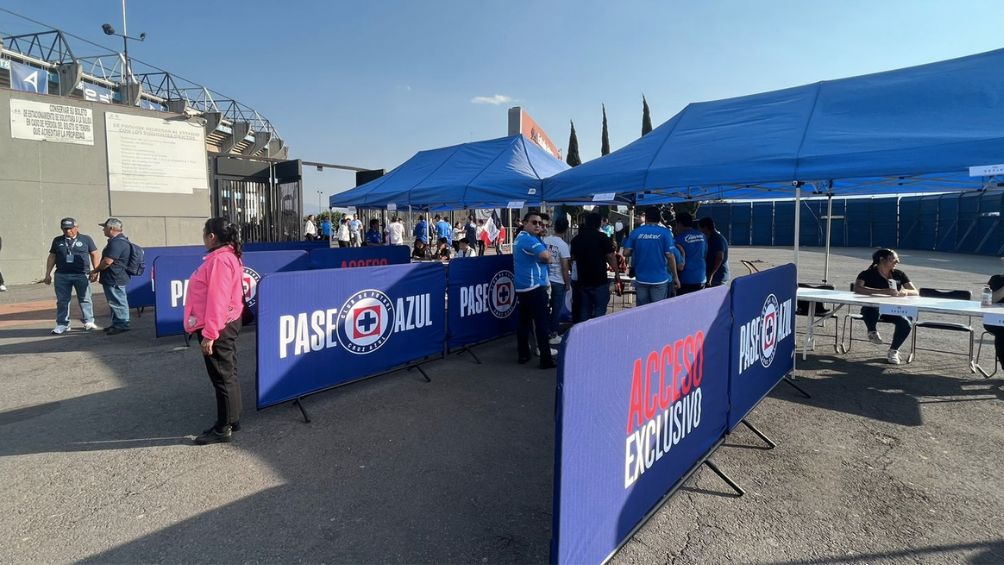 Los abonados está tardando en ingresar al Estadio Azteca