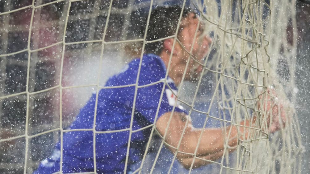 La lluvia se hizo presente en el partido