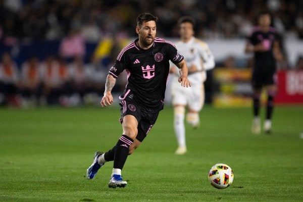 Messi conduce el balón en el partido contra LA Galaxy