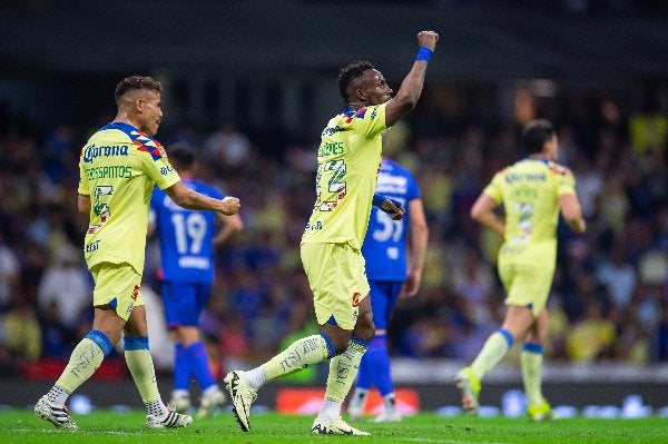 Quiñones festeja tras anotar vs Cruz Azul