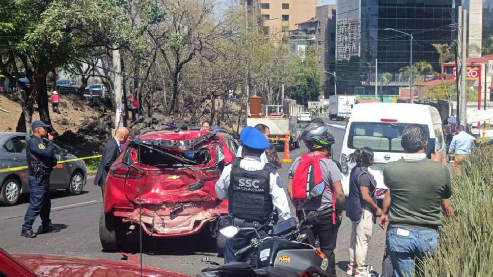 Uno de los carros particulares sufrió severos daños. 