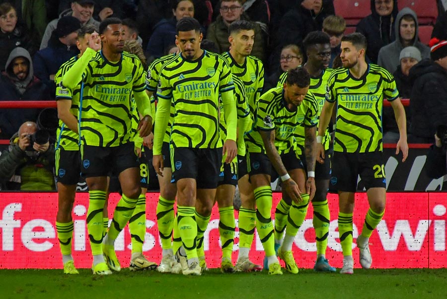 Martin Odegaard celebra con sus compañeros tras marcar el primer gol de Arsenal 