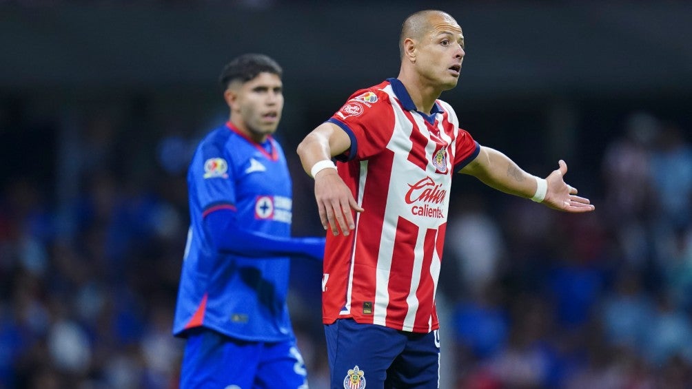 Javier ‘Chicharito’ Hernández confronta a aficionado de Chivas por criticarlo