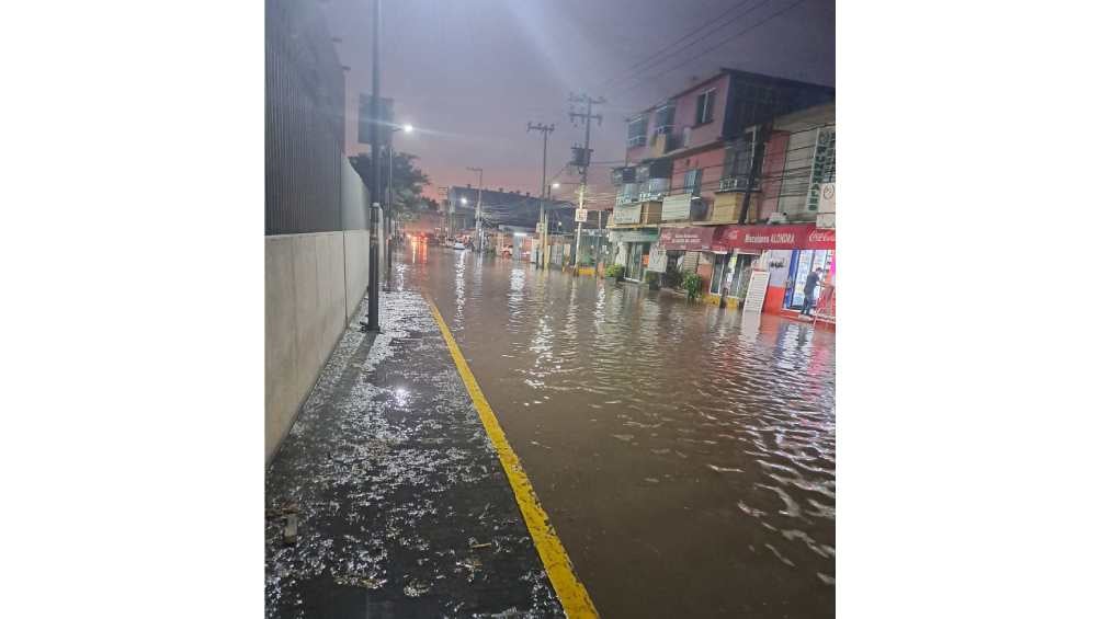 La inundación fue porque trabajadores perforaron un ducto del Cutzamala. 