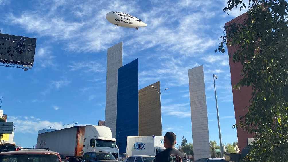 Periodistas vuelan avión dirigible en protesta a la violencia contra colegas