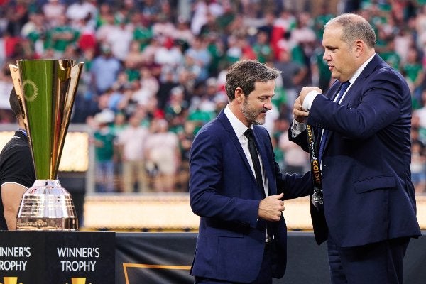 Christiansen recibe la medalla de segundo lugar en la Copa Oro