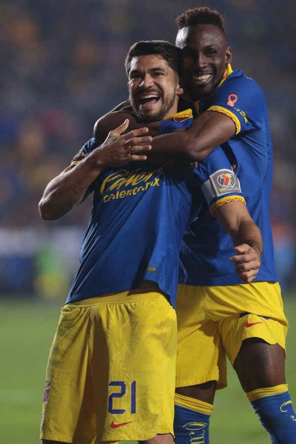 Julián Quiñones y Henry Martín festejando un gol