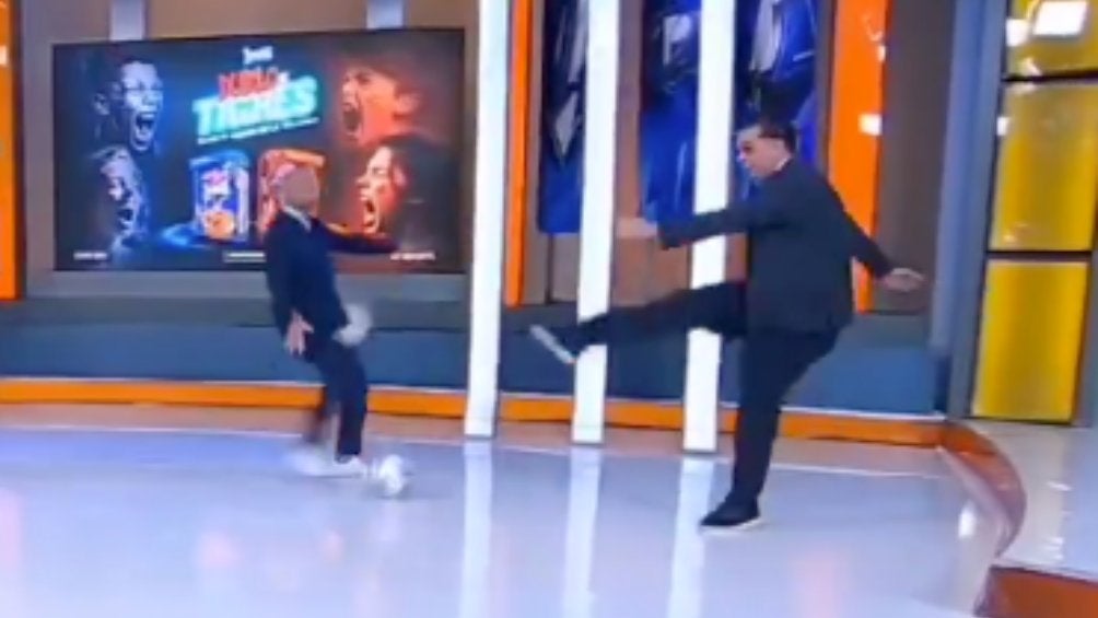 Martinoli propina tremendo balonazo a Luis García en grabación de promocional