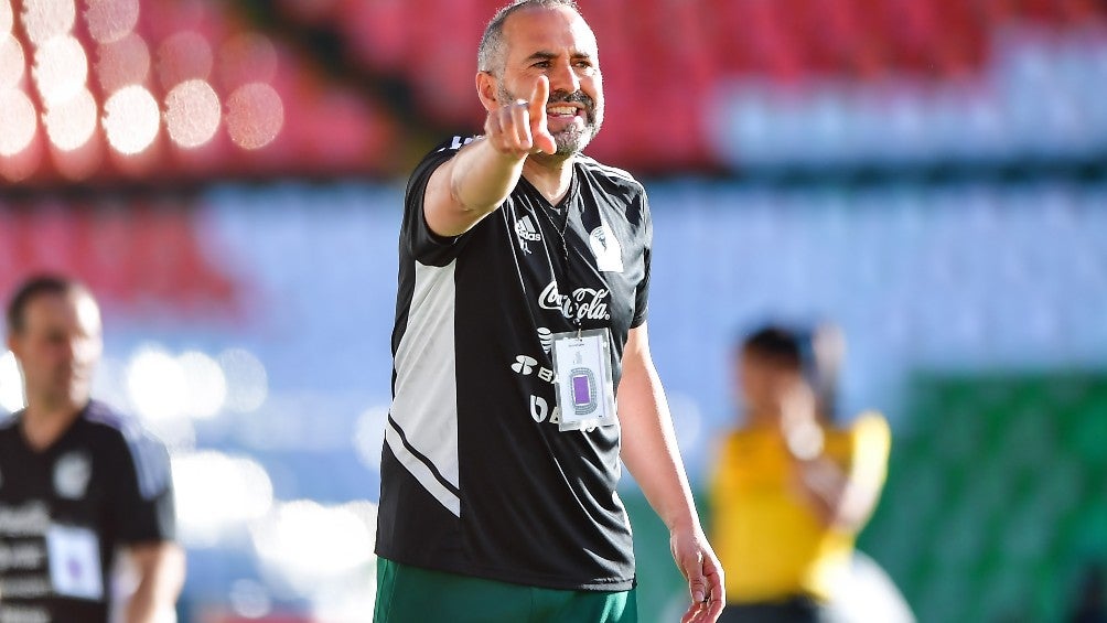 Pedro López dirigiendo al Tri Femenil